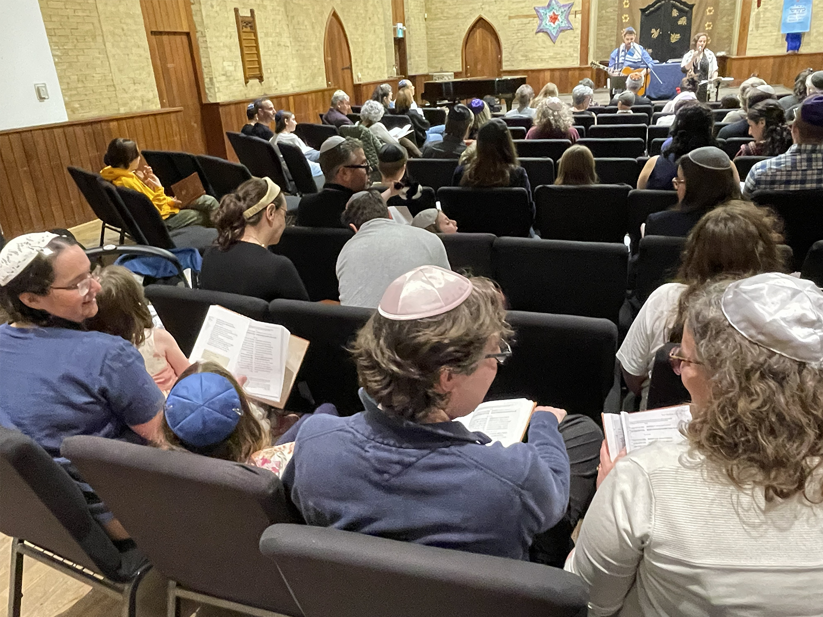 Congregational singing at City Shul